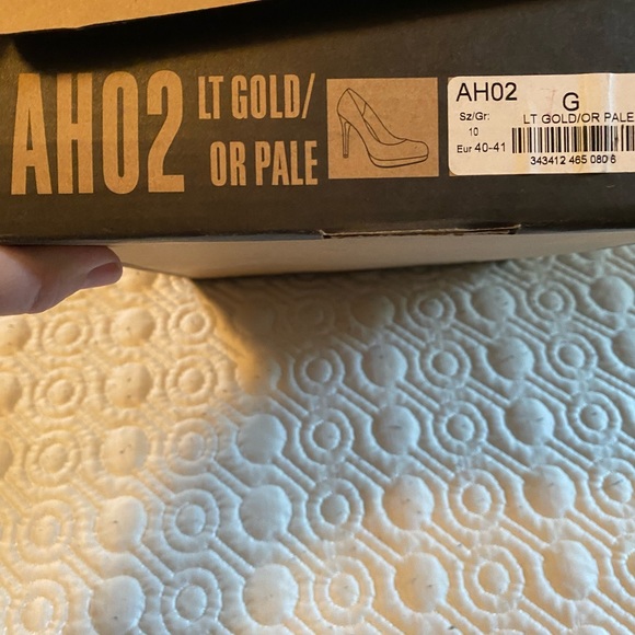 Le Chateau gold/pale dress shoes size 10 - Picture 3 of 5